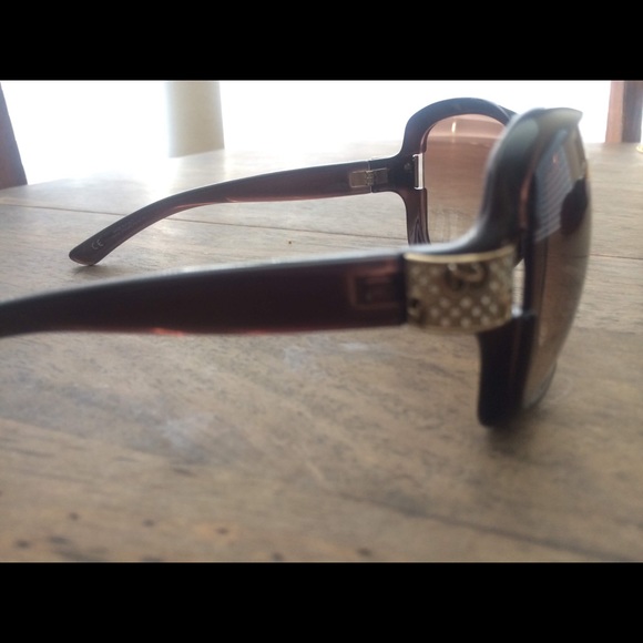 Gucci sunglasses for Women - Picture 3 of 4